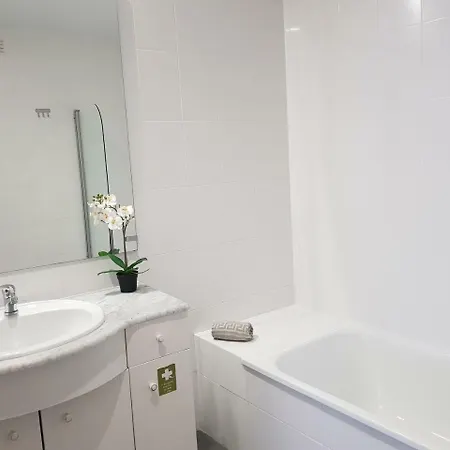 Parque Nacoes Prime 13 *